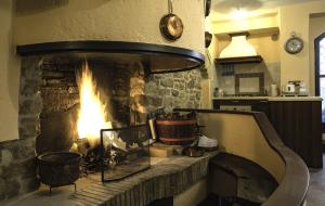 cocina con chimenea de piedra en Residenza Frenguelli, en Spello