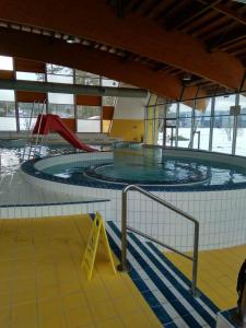 Bazén v ubytovaní Apart Riviera Lipno J4-12 alebo v jeho blízkosti