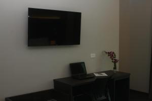 Televisyen dan/atau pusat hiburan di Innfiniti Hotel & Suites