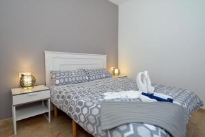 A bed or beds in a room at Apartamento El Pueblo