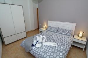 A bed or beds in a room at Apartamento El Pueblo