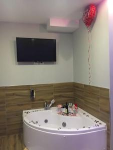 Televisyen dan/atau pusat hiburan di Hotel Golden
