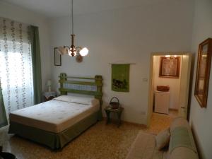 タヴィアーノにあるCasa Corte con Terrazzaのベッドルーム(ベッド1台、ソファ付)