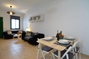 A seating area at Apartamento El Pueblo Még 18 kép