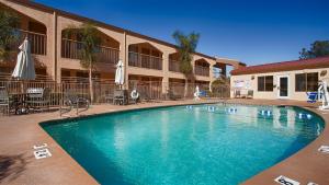 a large swimming pool in front of a hotel at Best Western Yuba City Inn in Yuba City