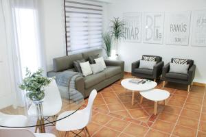 エステポナにあるApartment Design Marbellaのリビングルーム(ソファ、椅子、テーブル付)