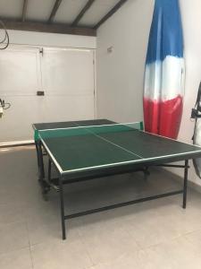 uma mesa de pingue-pongue num quarto com bandeira em Casa de playa Vichayito Relax em Vichayito