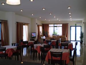 A restaurant or other place to eat at Roubini Apartments