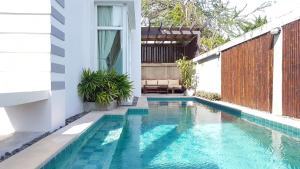 - une piscine dans l'arrière-cour d'une maison dans l'établissement Paknampran 2 Bedrooms Pool Villa, à Pran Buri