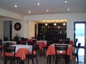 A restaurant or other place to eat at Roubini Apartments