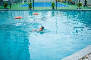 una persona nadando en una piscina en Muong Thanh Grand Tuyen Quang Hotel, en Tuyên Quang