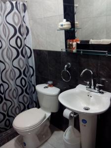 y baño con aseo y lavamanos. en Tropical Studio Apartment, en Palm-Eagle Beach