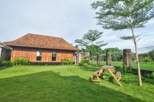 婆羅浮屠的住宿－婆羅浮屠商羯羅酒店，庭院内带野餐桌的木屋