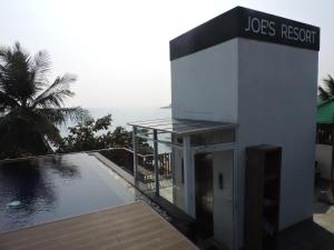napis z napisem "jos resort next to a swimming pool" w obiekcie Joe's Resort Unawatuna w mieście Unawatuna