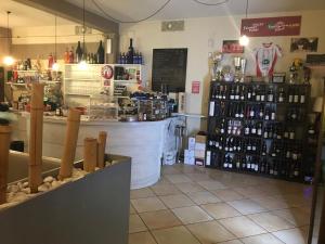 una tienda con un mostrador en una tienda con botellas en Hotel centrale, en Cortemaggiore