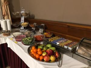 帕爾杜比採的住宿－茲拉塔斯提卡酒店，一张带一大堆食物的自助餐桌