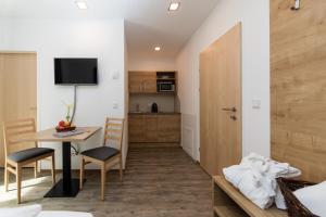 Kuchyň nebo kuchyňský kout v ubytování Alpine Lodge Klösterle am Arlberg