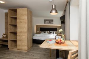 Postel nebo postele na pokoji v ubytování Alpine Lodge Klösterle am Arlberg
