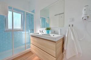een badkamer met een witte wastafel en een douche bij Lisboa Charming in Lissabon +22 foto's
