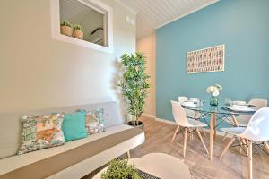 een woonkamer met een bank en een tafel bij Lisboa Charming in Lissabon