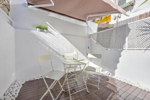 een kleine tafel en stoelen op een patio bij Lisboa Charming in Lissabon