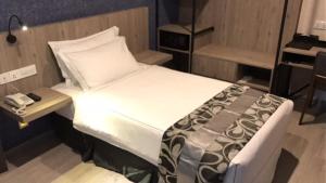 Postel nebo postele na pokoji v ubytování Diamond Inn