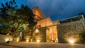 高尔18 Faces with free drop off to Galle Fort by TukTuk的侧面有灯的建筑物