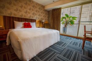 Кровать или кровати в номере Cai She Hotel
