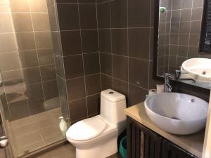 uma casa de banho com um WC, um lavatório e um chuveiro em Gold Coast Morib em Morib