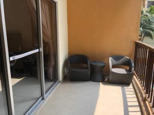 un balcón con 3 sillas y una ventana en Gold Coast Morib en Morib