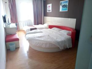 Tempat tidur dalam kamar di Thank Inn Chain Hotel Shandong Zichuan Songlin West Road