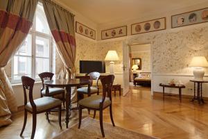Telewizja i/lub zestaw kina domowego w obiekcie The Bonerowski Palace Boutique Hotel