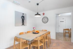 - une salle à manger avec une table et des chaises dans l'établissement Holma Stångenäs Golf Bed & Breakfast, à Brastad