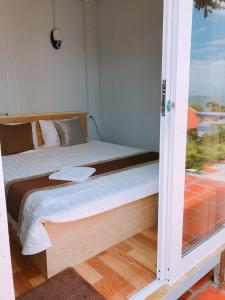 Łóżko lub łóżka w pokoju w obiekcie Nui Nho Motel