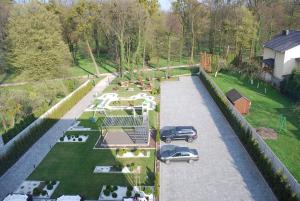 una vista aérea de un jardín con dos coches aparcados en Stary Młyn, en Strzelce Opolskie