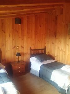 Łóżko lub łóżka w pokoju w obiekcie Casa Calañas