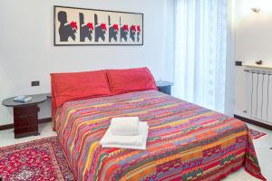レヴァントにあるVilla HELVEZIAのベッドルーム1室(カラフルな毛布付きのベッド1台付)