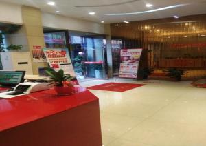 un negozio nella hall con un bancone rosso con un telefono di JUNYI Hotel Jiangxi Ganzhou South Gate Square Wenqing Road a Ganzhou