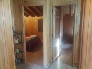 Łóżko lub łóżka w pokoju w obiekcie Casa Calañas