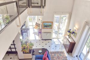 une chambre mansardée avec un escalier et un salon dans l'établissement Villa HELVEZIA, à Levanto