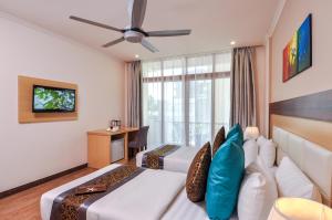 Tempat tidur dalam kamar di Triton Beach Hotel & Spa