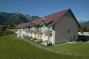 un grande edificio bianco con tetto rosso di Landhotel Reitingblick a Gai