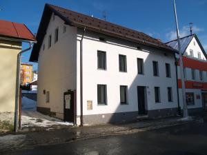 een wit gebouw aan de straatkant bij Chata Obzor in Železná Ruda