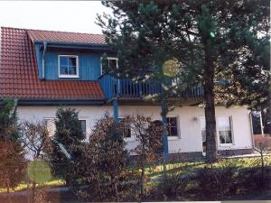 a house with a balcony on top of it at Ferienwohnung 15 in Koserow in Ostseebad Koserow