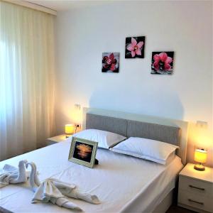 コンスタンツァにあるArinaのベッドルーム1室(ベッド1台、フレーム画付)