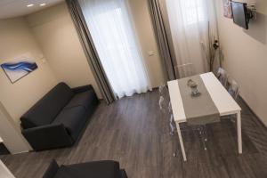un soggiorno con divano e tavolo di Residence del sole Manfredonia a Manfredonia