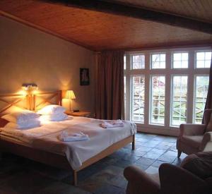 1 dormitorio con cama y ventana grande en Thorskogs Slott en Västerlanda