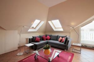 ein Wohnzimmer mit einem Sofa und zwei Oberlichtern in der Unterkunft Villa Laetitia by Rujana in Binz