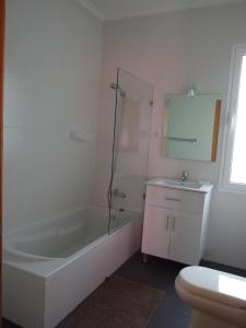 ein Badezimmer mit Badewanne und Waschbecken in der Unterkunft Paraiso das Flores in Estreito da Calheta