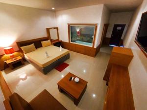 Paradise Hotel โรงแรมพาราไดซ์ท่าม่วง客房内的一张或多张床位